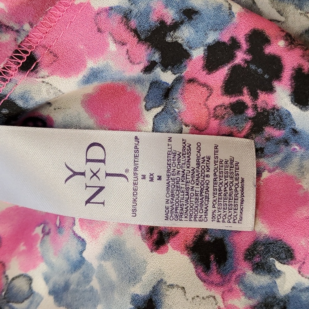 Blouse size medium. - Picture 7 of 8